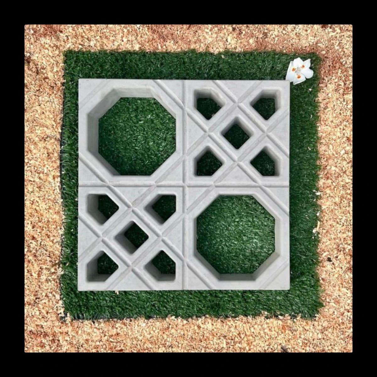 Cobogó modelo Árabe em concreto pré-moldado · módulo quadrado com 4 quadrantes geométricos alternados, dois octógonos diagonais e dois losangos com cruzes inscritas · Central do Concreto Ivoti RS