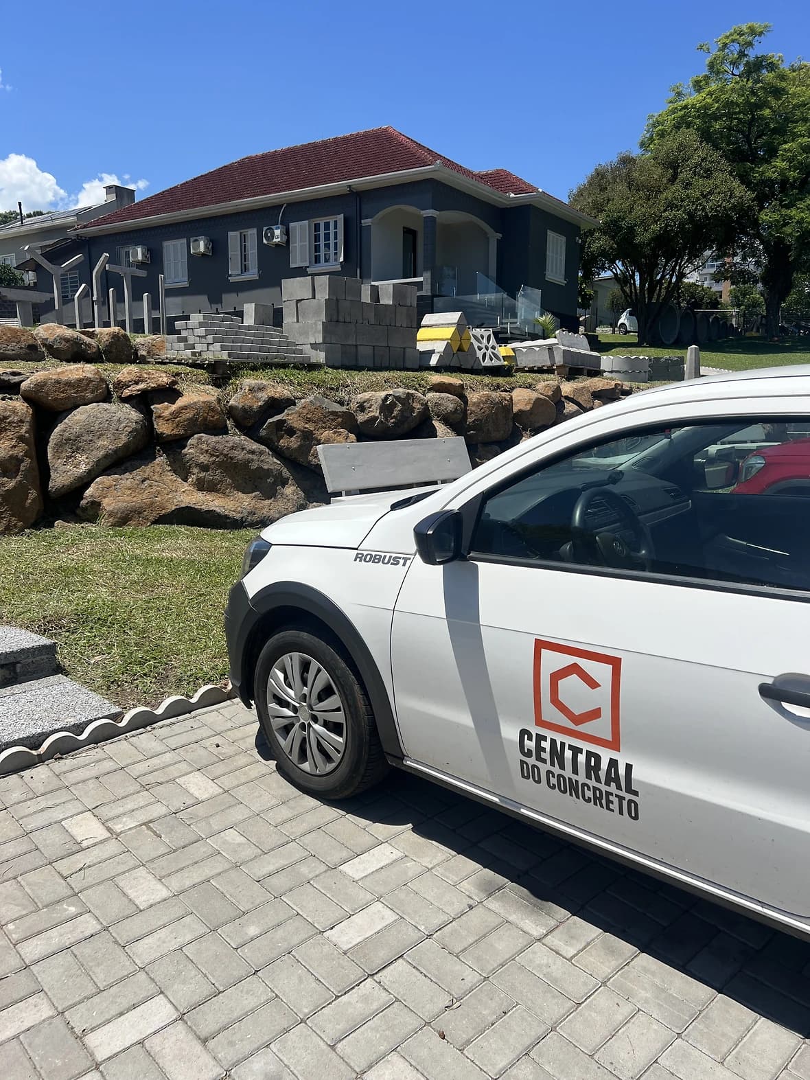 Caminhão Central do Concreto entregando peças em obra residencial · Ivoti RS