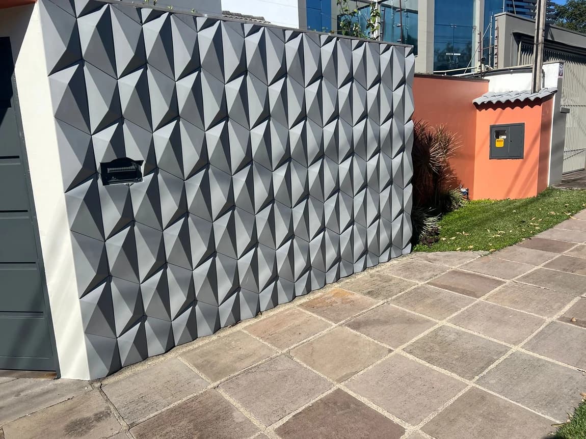 Fachada residencial com revestimento cimentício manufaturado em concreto · Central do Concreto Ivoti RS