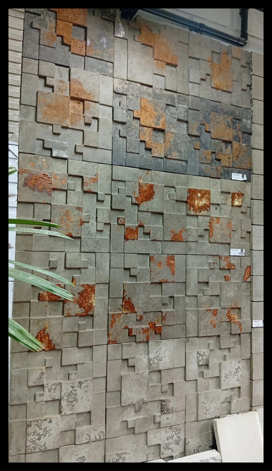 Mosaico 3D com efeito Cortein · peças cúbicas em tom oxidado quente · Central do Concreto Ivoti RS