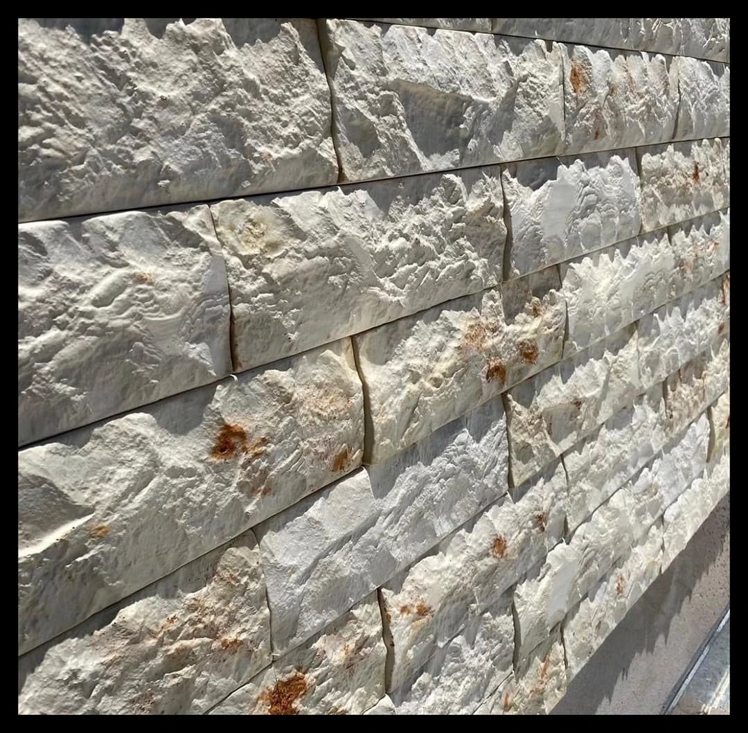 Variante Areia com efeito Cortein do Rock Face cimentício · bege quente com tons oxidados · Central do Concreto Ivoti RS