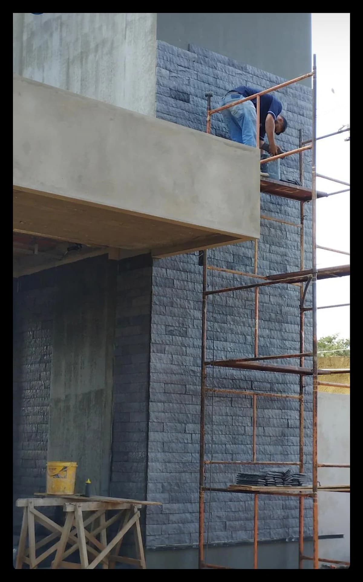 Variante Grafite do Rock Face cimentício · cinza escuro profundo · Central do Concreto Ivoti RS
