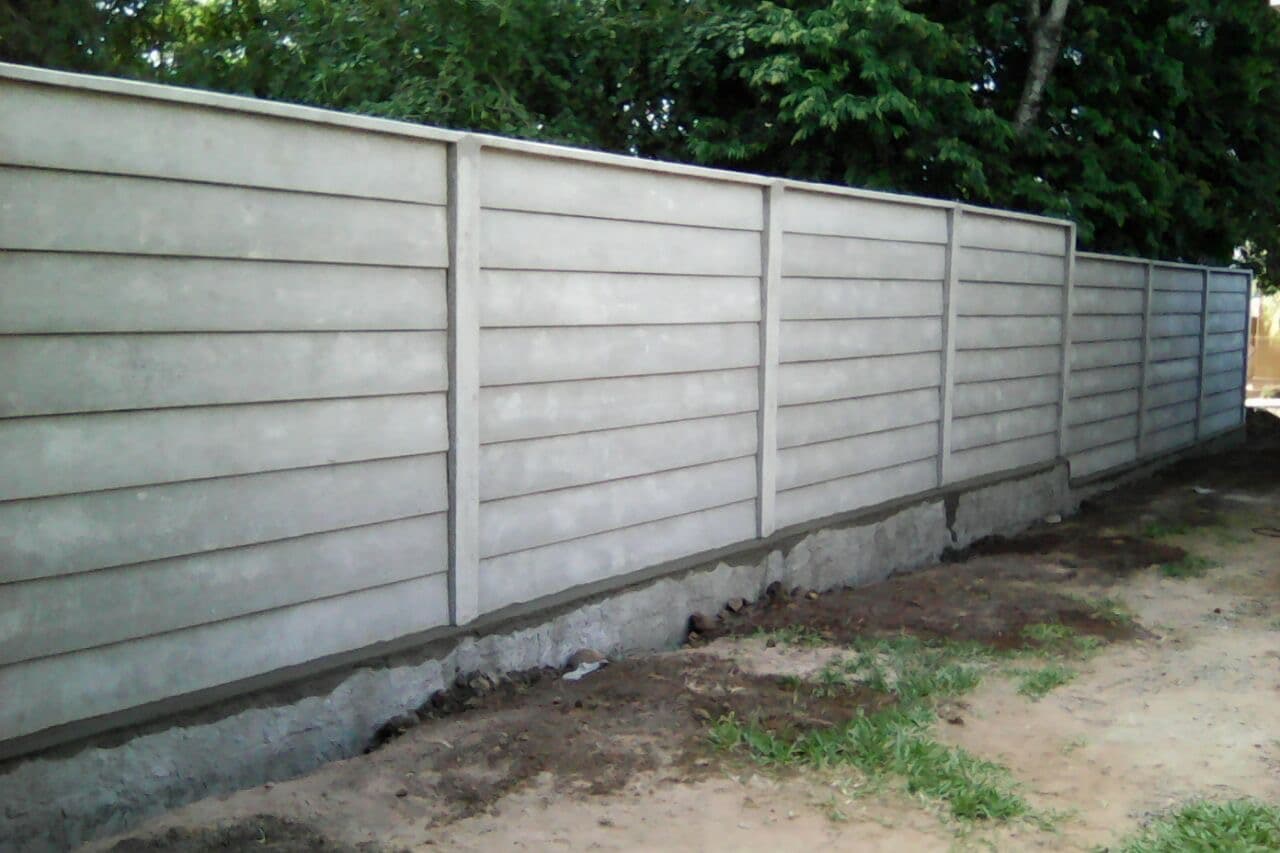 Muro pré-moldado de placas lisas com pilaretes fabricado pela Central do Concreto em Ivoti