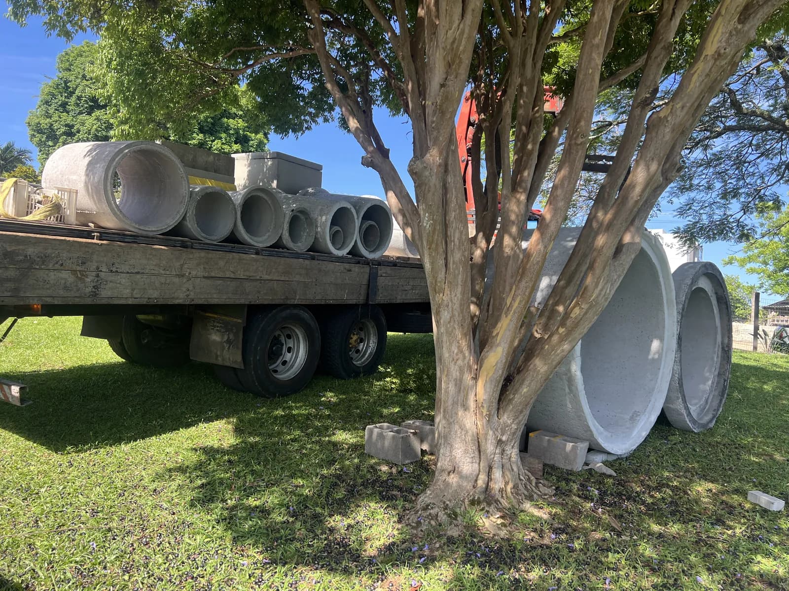 Caminhão carregado de tubos de concreto para entrega