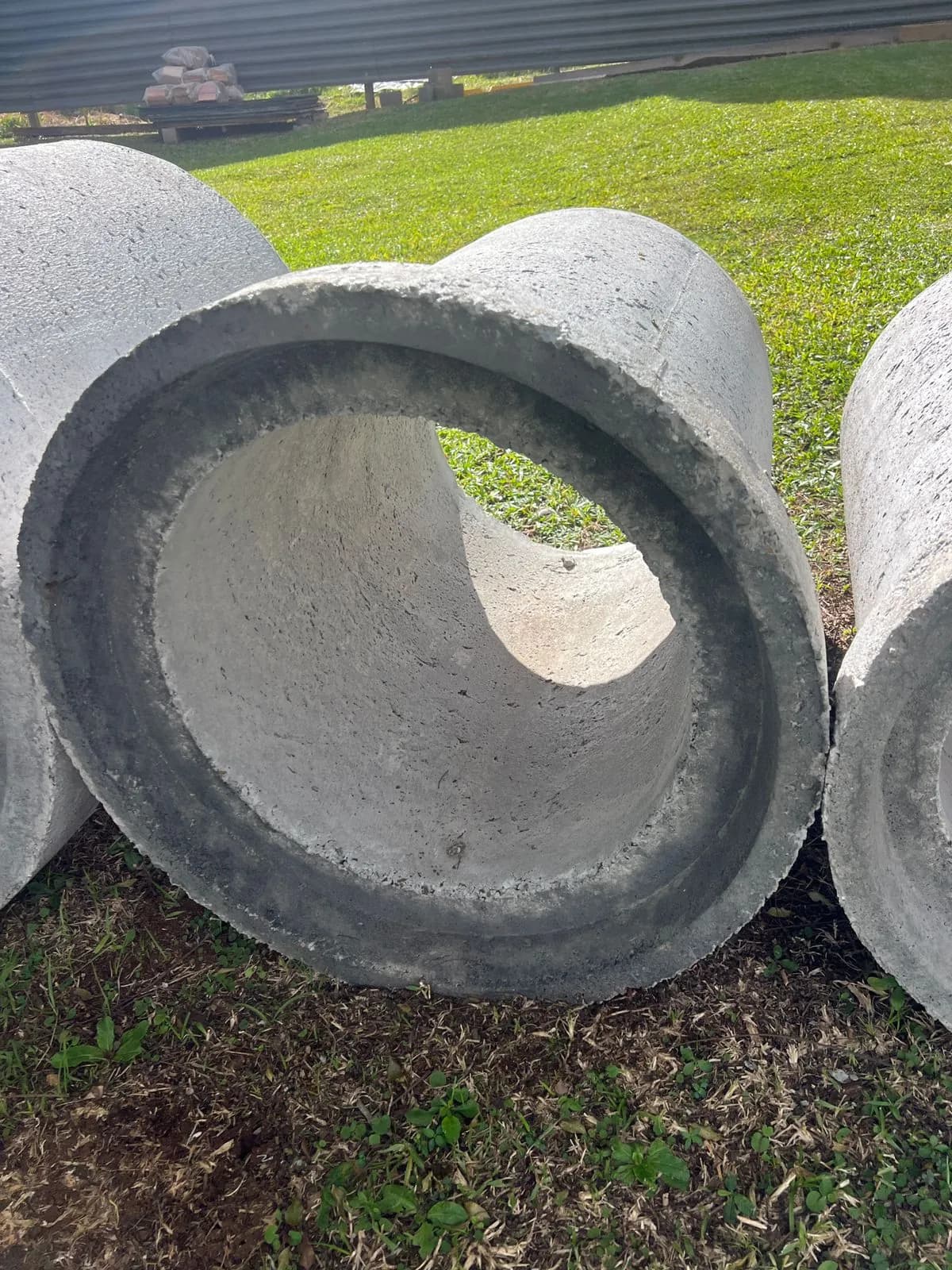 Bolsa do tubo de concreto em primeiro plano