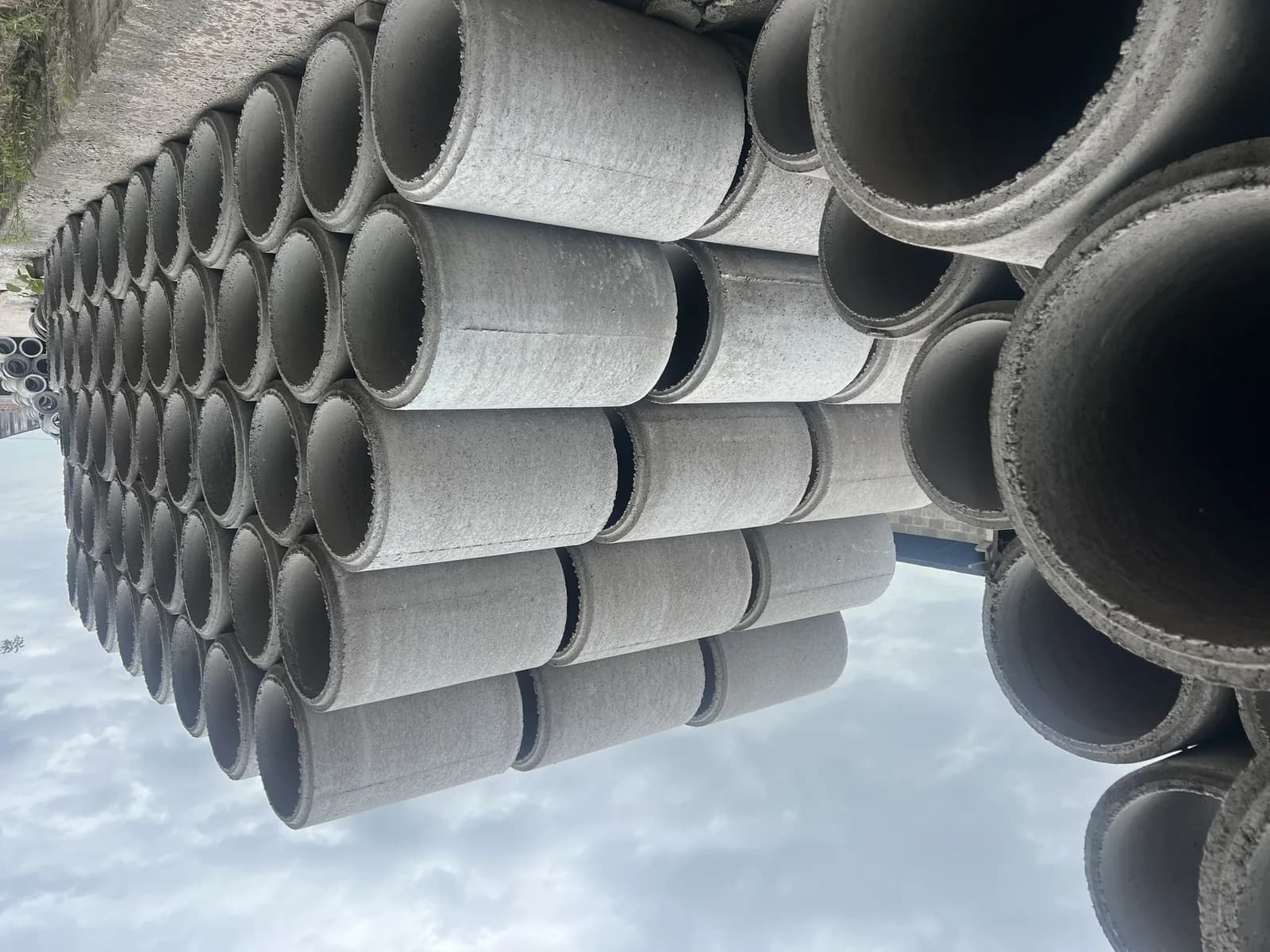 Depósito de tubos de concreto com diferentes encaixes na Central do Concreto, Ivoti RS