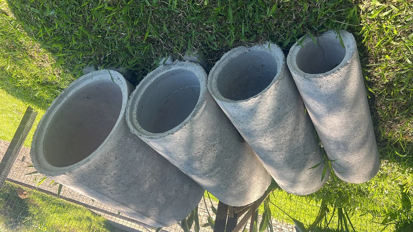 Tubos de concreto com encaixe macho e fêmea em diâmetros variados na Central do Concreto