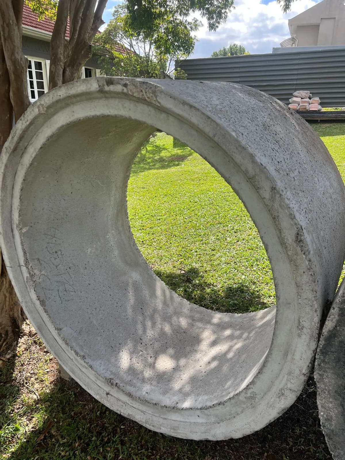 Tubo de concreto macho e fêmea DN1500 visto de frente