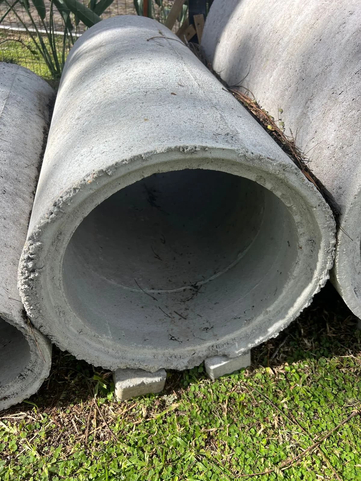 Parede do tubo de concreto em primeiro plano