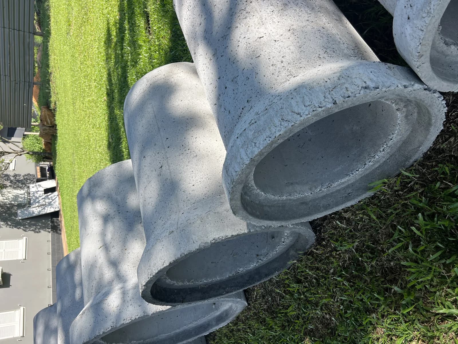 Tubo de concreto com encaixe ponta e bolsa pronto para drenagem