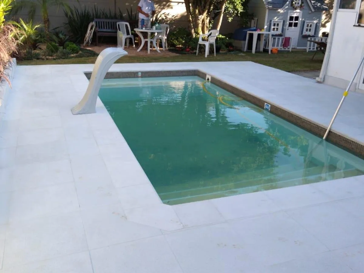 Piso atérmico antiderrapante 49x49 ao redor de piscina