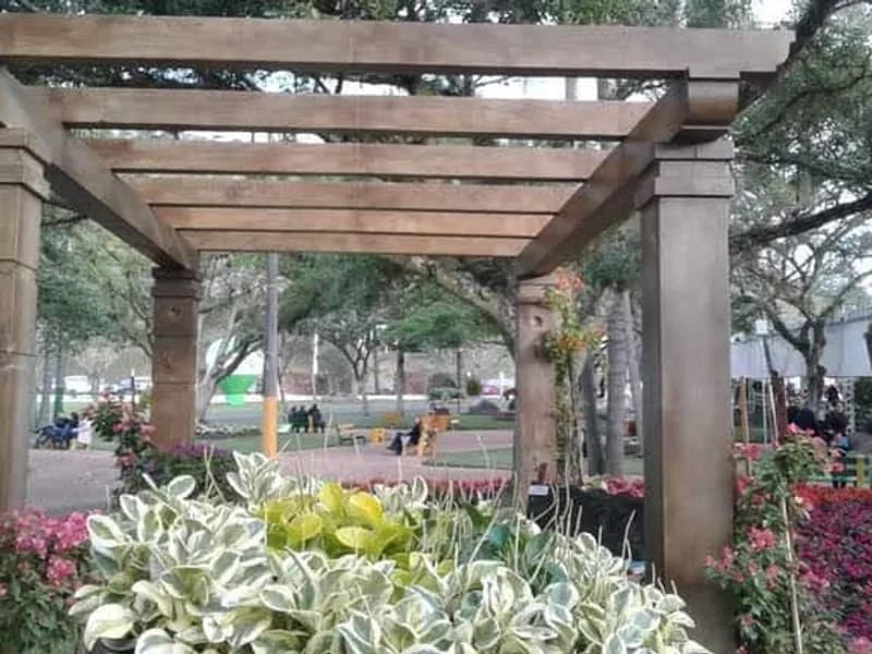 Pergolado de concreto em pousada com jardim