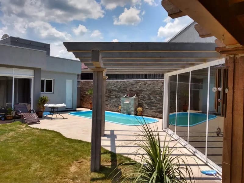 Pergolado de concreto solarium em casa de praia com piscina