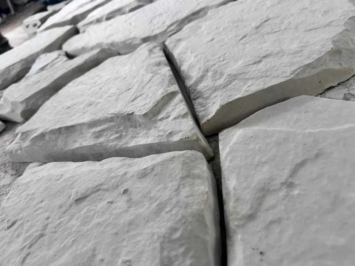 Revestimento Atacama cimentício · revestimento branco em lascas de rocha pontiagudas · Central do Concreto Ivoti RS