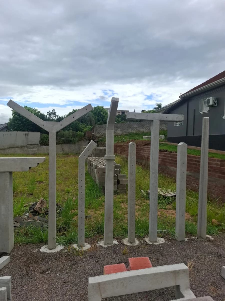 Mourões de concreto reto e curvo fincados no pátio da Central do Concreto em Ivoti-RS