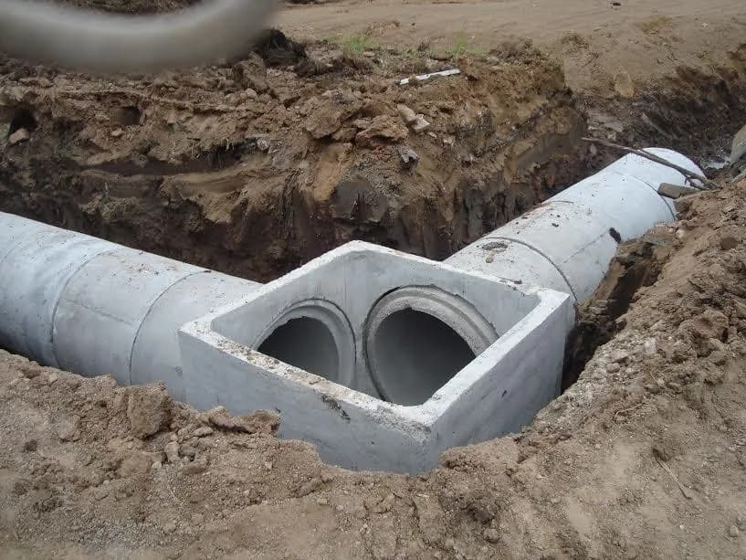Tubo de concreto instalado em obra de drenagem pluvial