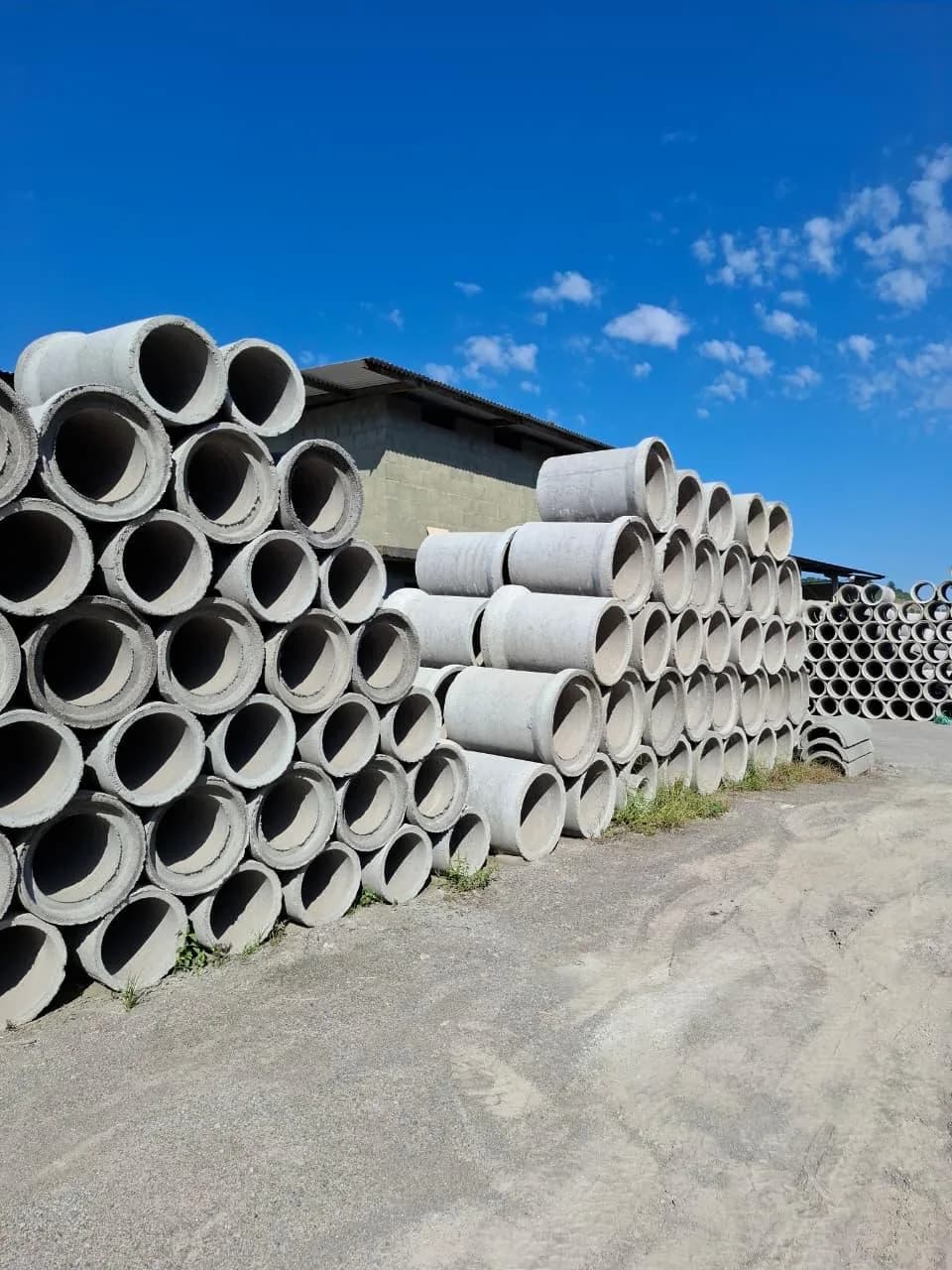 Estoque de tubos de concreto para pronta entrega na Central do Concreto em Ivoti, RS