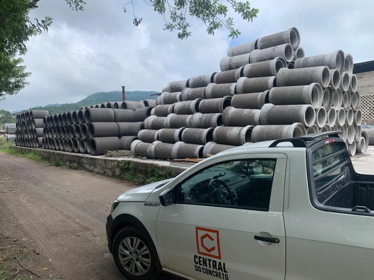 Pilha de tubos de concreto ponta e bolsa e macho e fêmea no depósito da Central do Concreto · Ivoti RS