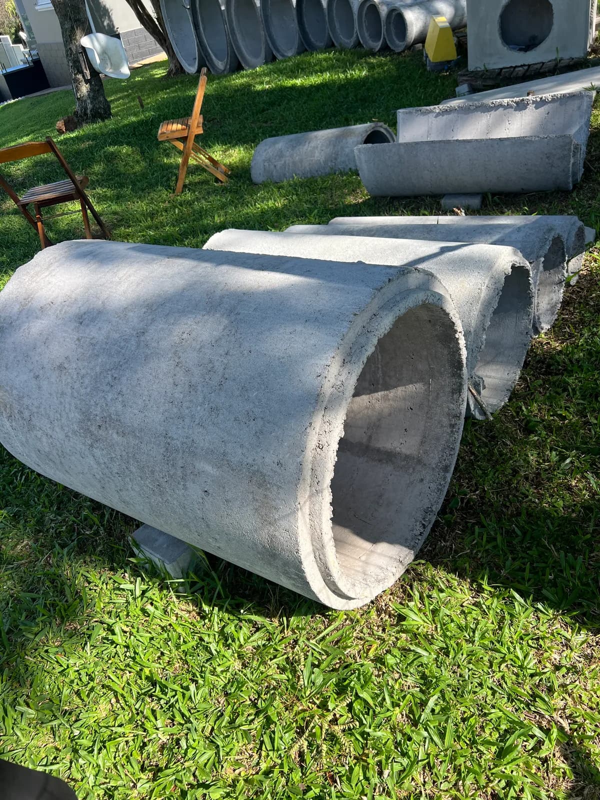 Tubos de concreto com encaixe macho e fêmea prontos para entrega no estoque · Central do Concreto · Ivoti RS