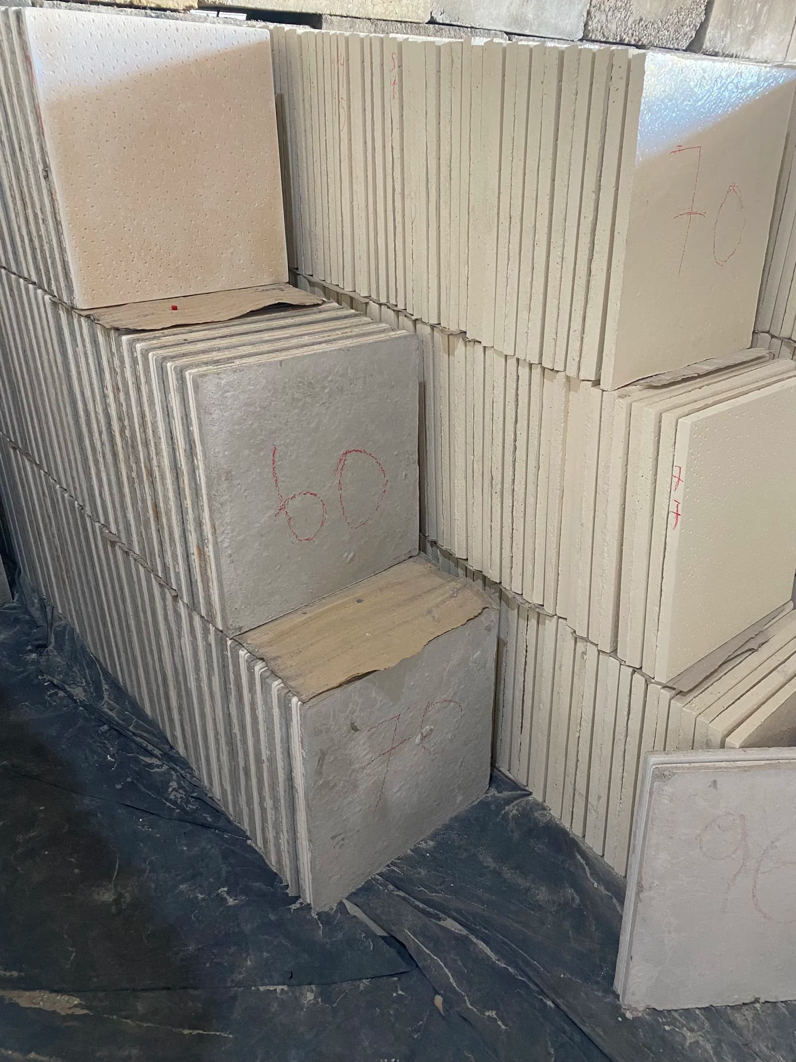 Placas de piso atérmico empilhadas em pé em um depósito